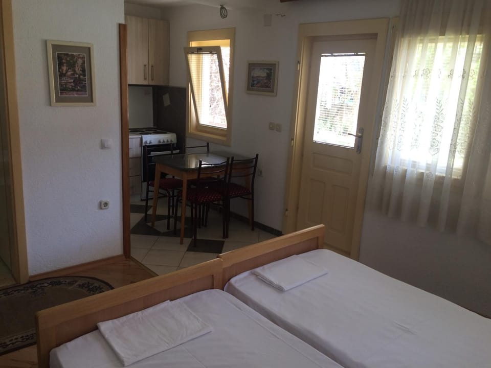 Kitchen or kitchenette, Bedroom