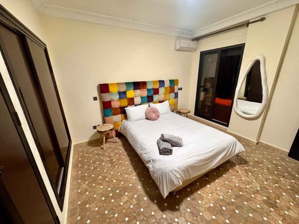 Photo of the whole room, towels