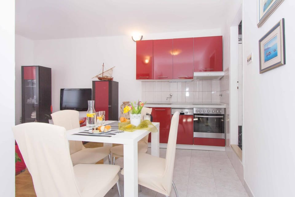 Coffee/tea facilities, Kitchen or kitchenette, Food and drinks, Dining area