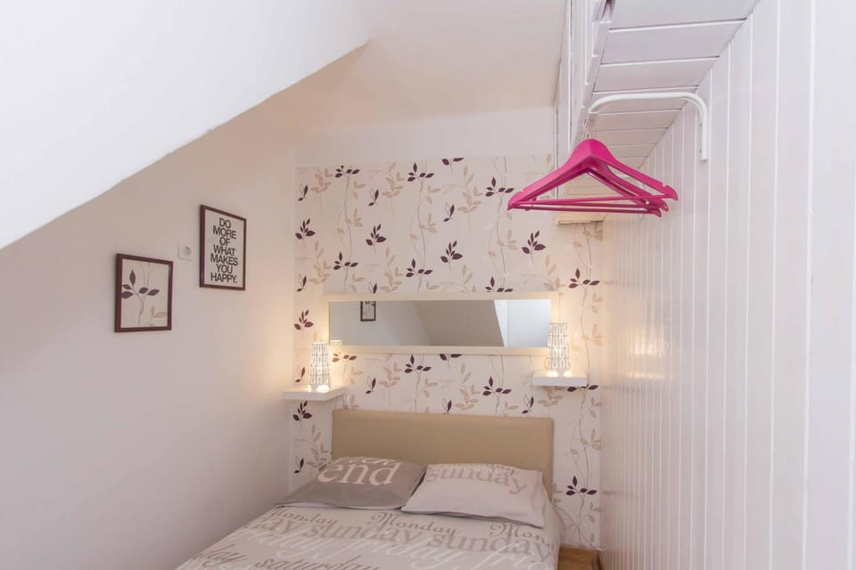 Bed, Other, Photo of the whole room, Decorative detail, Decorative detail