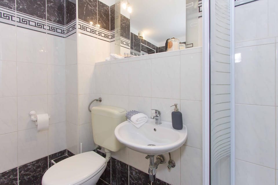 Shower, Toilet