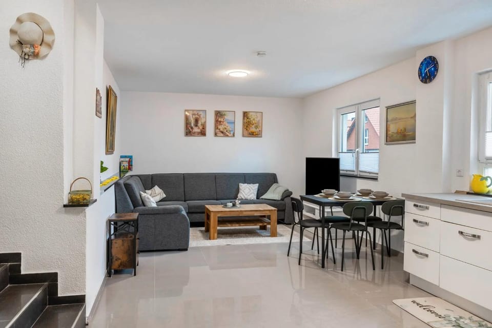 Communal lounge/ TV room, TV and multimedia, Living room, Dining area, Food