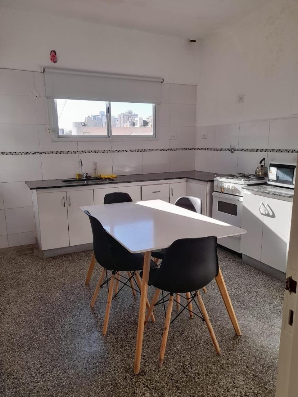 Kitchen or kitchenette, Dining area, oven