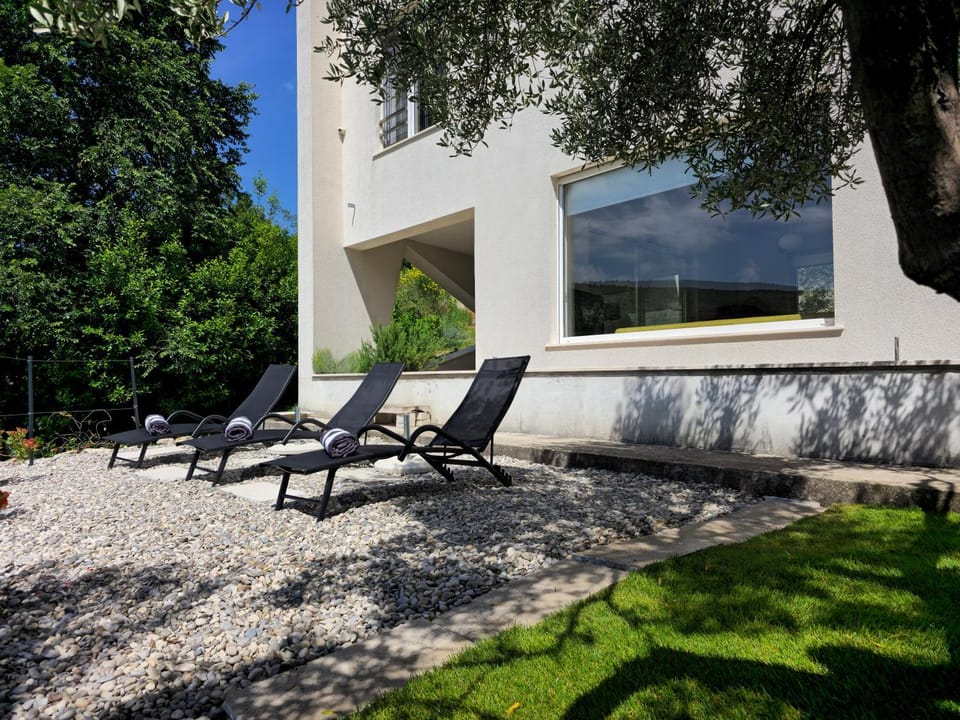 Property building, Garden, Garden view, sunbed