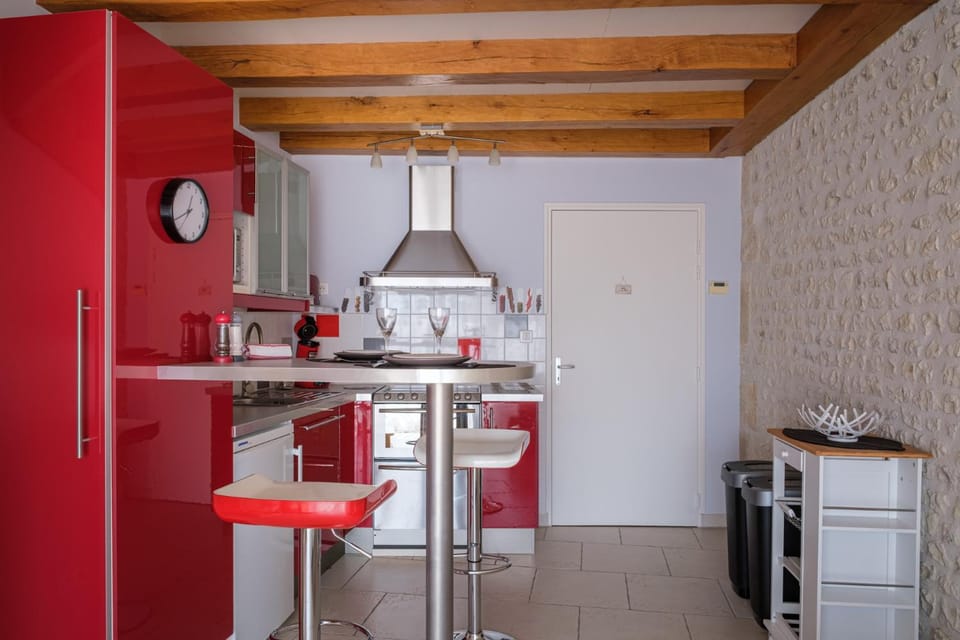 Coffee/tea facilities, Kitchen or kitchenette, Dining area, dishwasher, microwave, oven, stove, toaster, towels, kitchen
