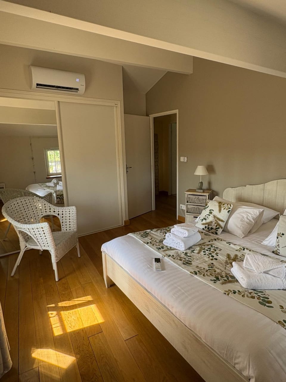 Bedroom, air conditioner