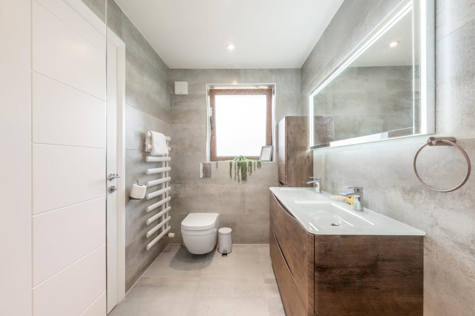 Exclusive Offers I 4 Bedroom House I Free Parking I Sleeps 10 I Elevate Living Estates Short Lets & Serviced Apartments Apartment in Bromley