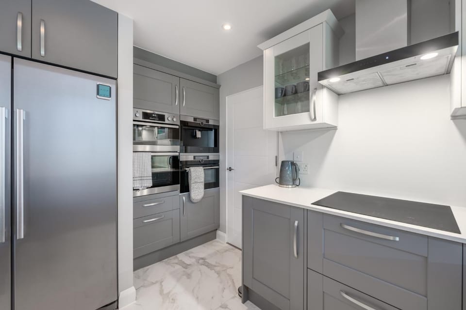 Exclusive Offers I 4 Bedroom House I Free Parking I Sleeps 10 I Elevate Living Estates Short Lets & Serviced Apartments Apartment in Bromley