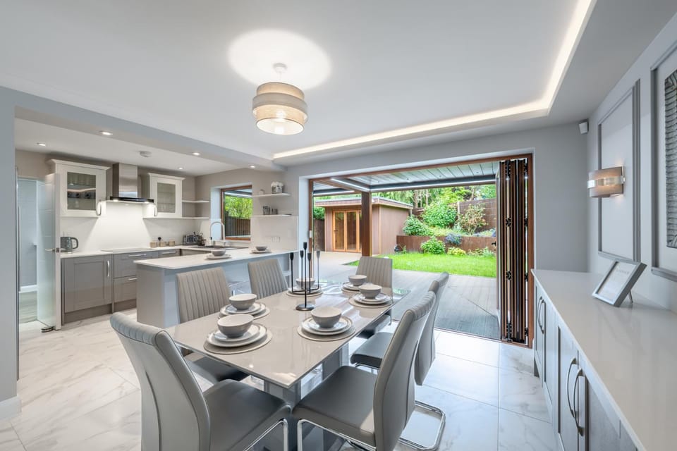 Exclusive Offers I 4 Bedroom House I Free Parking I Sleeps 10 I Elevate Living Estates Short Lets & Serviced Apartments Apartment in Bromley