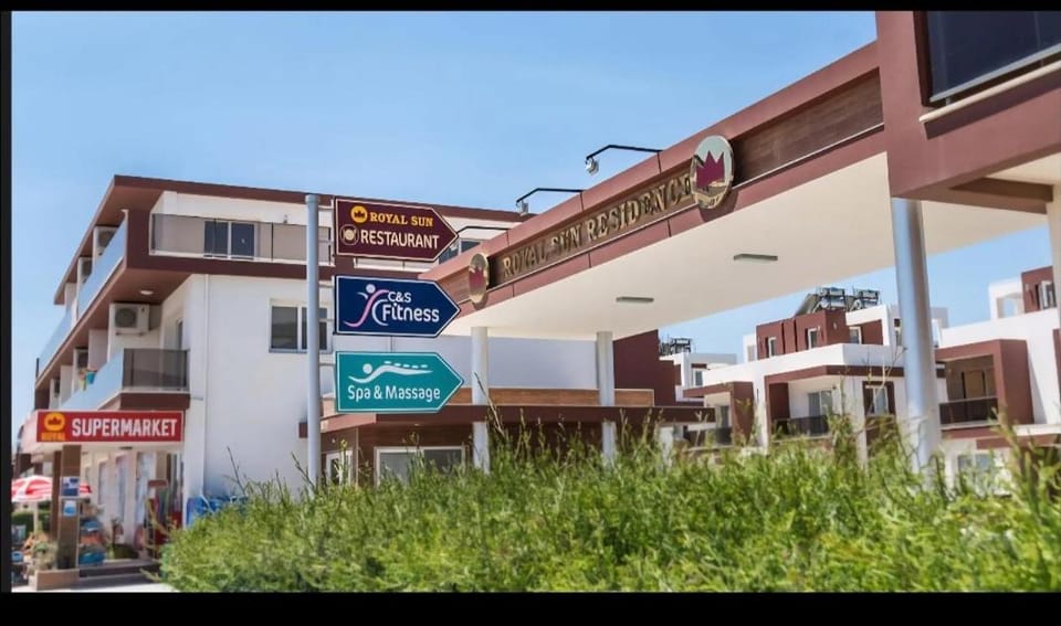Kıbrısın gözdesi Long Beach de Havuz manzaralı stüdyo daire Apartment in Larnaca