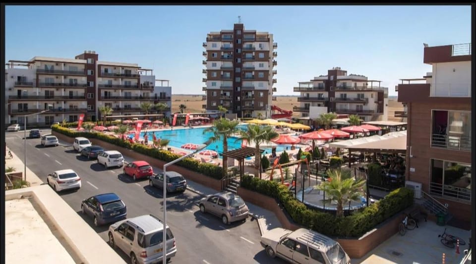 Kıbrısın gözdesi Long Beach de Havuz manzaralı stüdyo daire Apartment in Larnaca