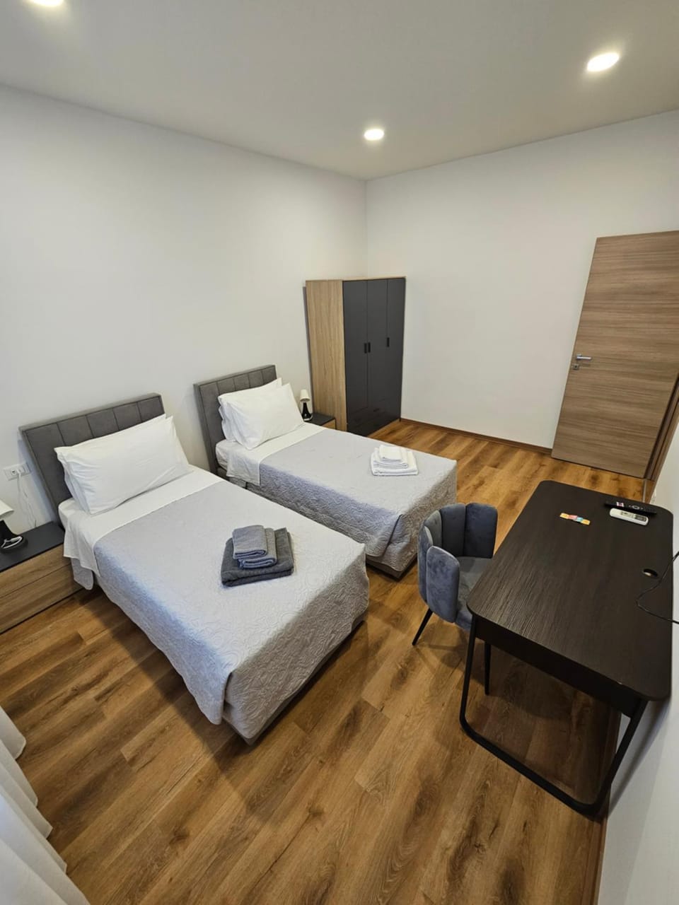 Bed, Photo of the whole room, Bedroom, towels