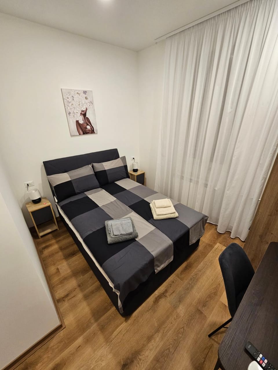 Bed, Photo of the whole room, Seating area, Bedroom, towels