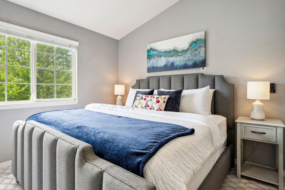 Parkside Retreat - 2 Suites, Office, Garage House in Fort Collins