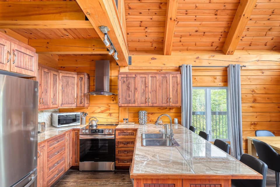 Kitchen or kitchenette, Kitchen or kitchenette, Dining area, dishwasher, oven, stove, toaster