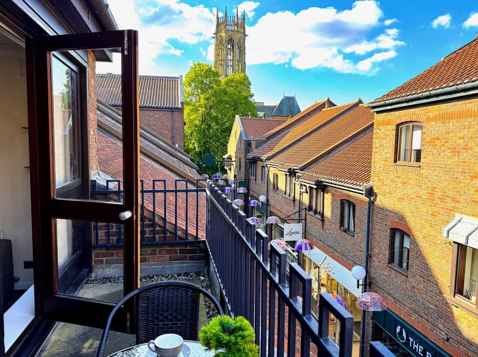 Property building, Day, Neighbourhood, View (from property/room), Balcony/Terrace, Balcony/Terrace, Dining area, City view, Street view, Location, Parking