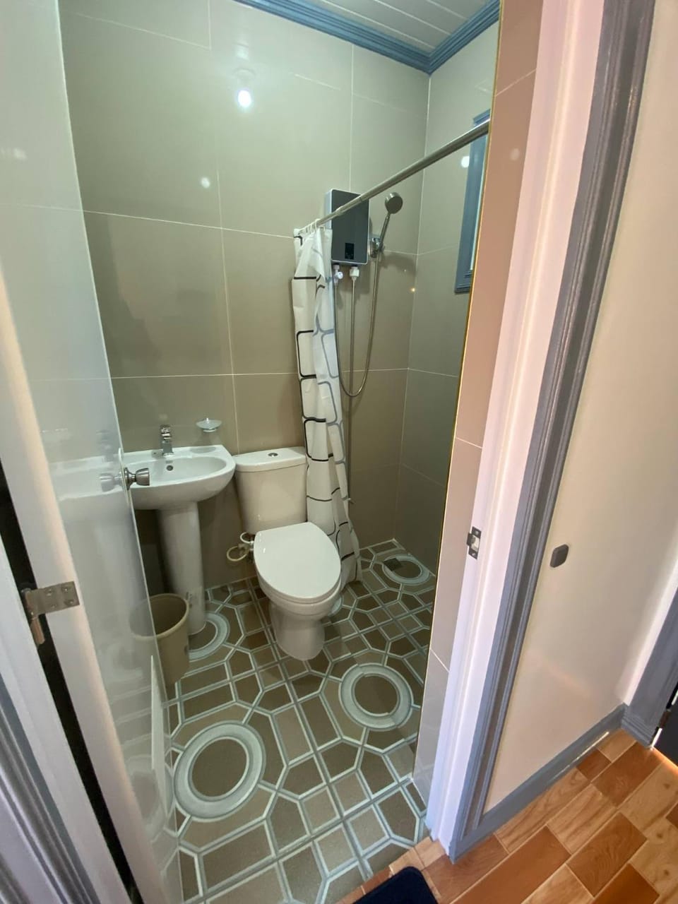 Shower, Toilet