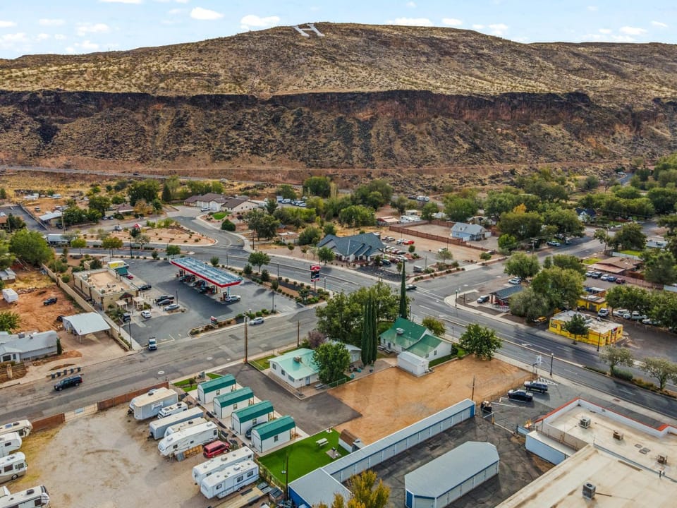 Property building, Day, Neighbourhood, Bird's eye view, City view, Mountain view, Street view, Location, Parking