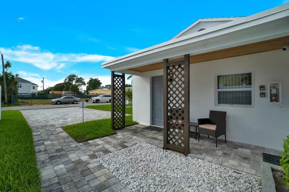 Modern 1 bedroom Vacation apartment with Pool C Apartment in Delray Beach