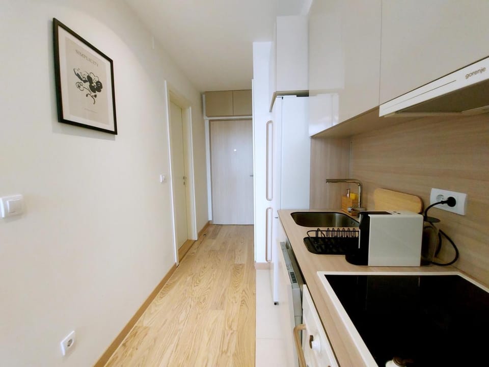 Coffee/tea facilities, Kitchen or kitchenette, stove