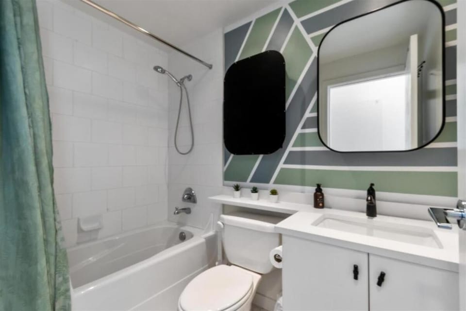 Downtown independent highrise close all landmark Apartment in Vancouver