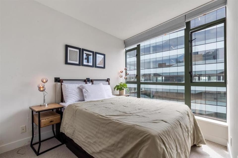 Downtown independent highrise close all landmark Apartment in Vancouver