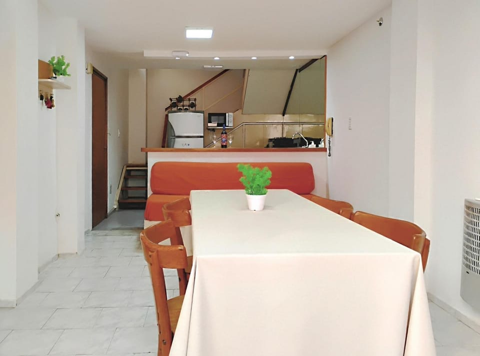 A 100 m de la plaza principal- Su lugar en Mendoza- Duplex Vino Wine Apartment in Mendoza