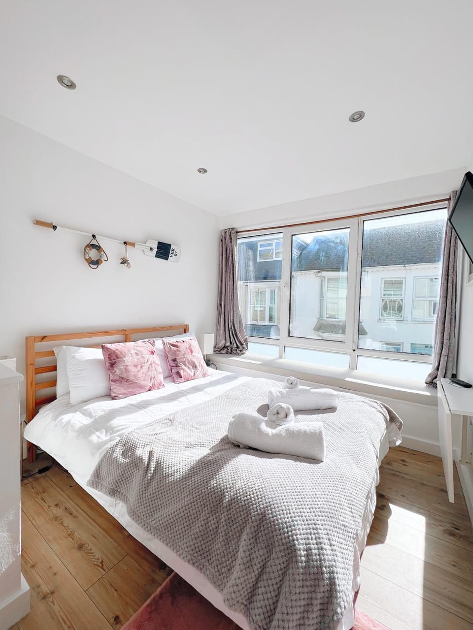 Photo of the whole room, Bedroom