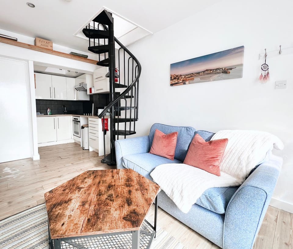 Kitchen or kitchenette, Living room, Seating area
