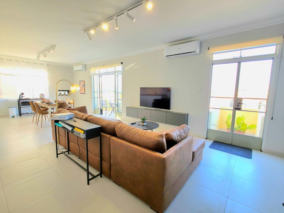 Communal lounge/ TV room, TV and multimedia, Living room, Seating area, Evening entertainment, air conditioner
