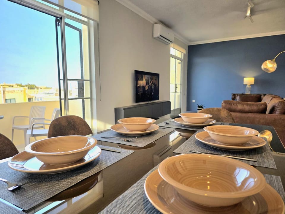 TV and multimedia, Living room, Seating area, Dining area
