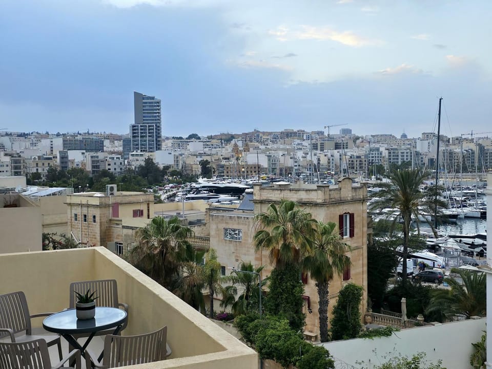 Property building, Day, Neighbourhood, City view, Sea view, Street view, Location
