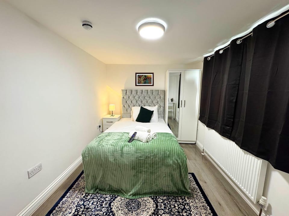 Bed, Photo of the whole room, Bedroom, bidet, wardrobe