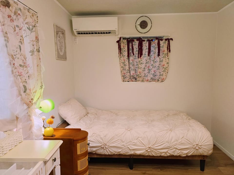Bed, Bedroom, air conditioner