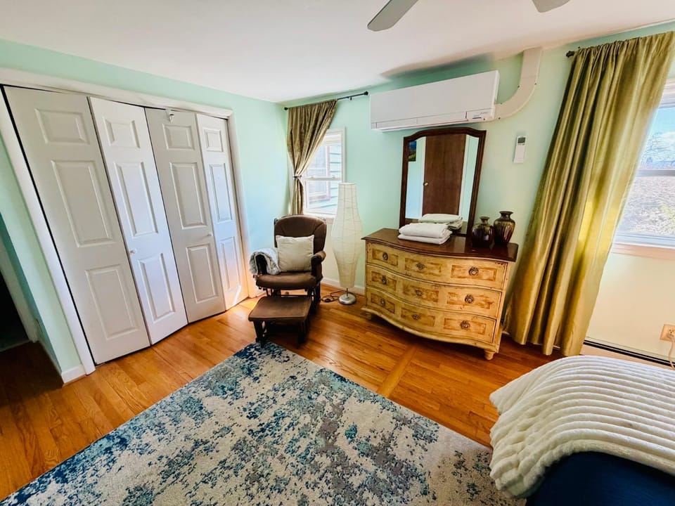 Private Green Cottage near downtown Apartment in Woodfin