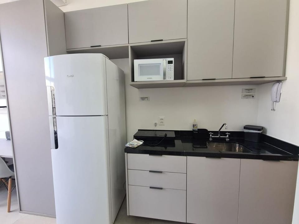 Kitchen or kitchenette, minibar, oven, stove