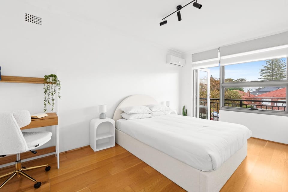 Bright 2-Bed Flat with Balcony in Vaucluse Apartment in Sydney
