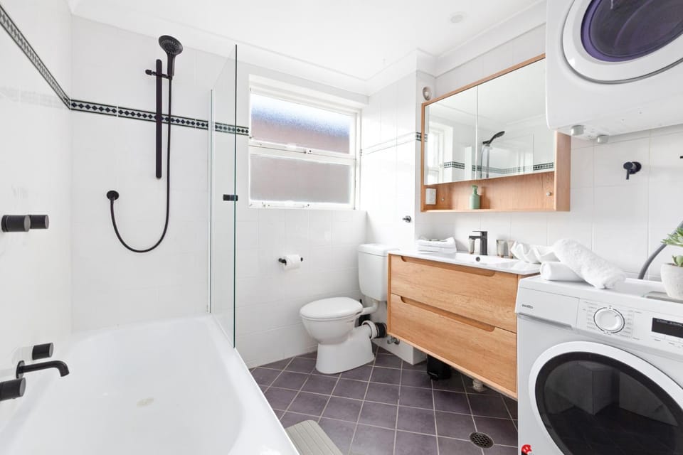 Bright 2-Bed Flat with Balcony in Vaucluse Apartment in Sydney