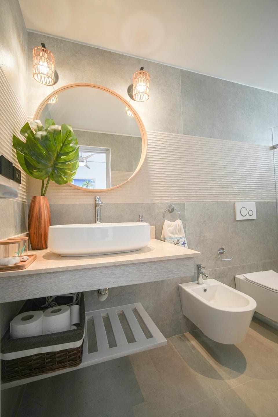 Shower, Toilet, Bathroom, Bath, bidet, towels