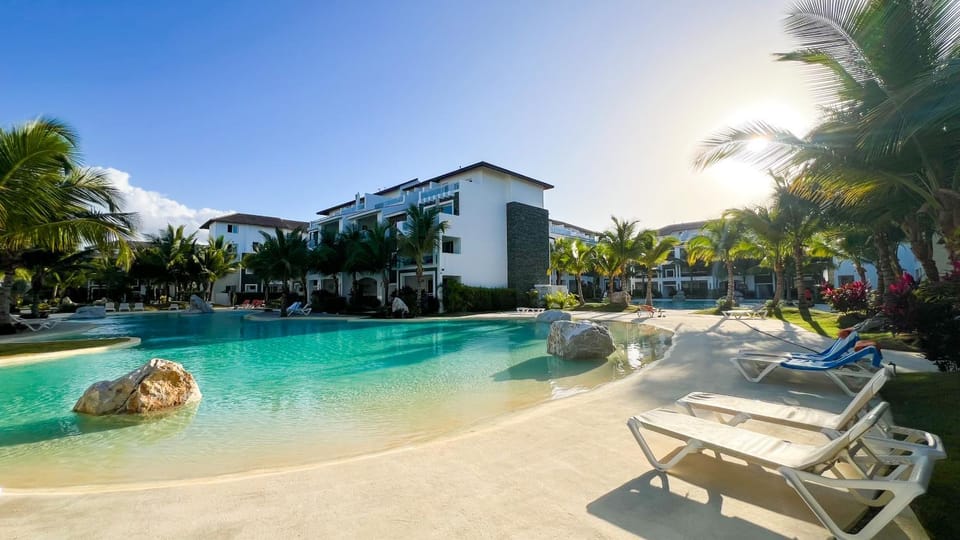 Day, Natural landscape, Pool view, Swimming pool, Swimming pool, sunbed