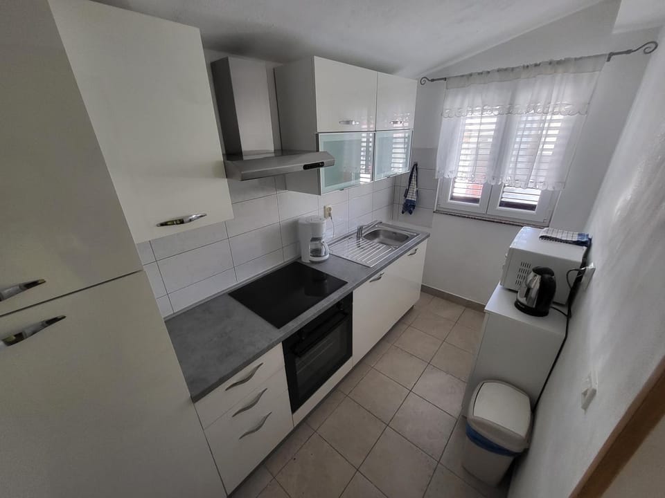 Kitchen or kitchenette, dishwasher, minibar