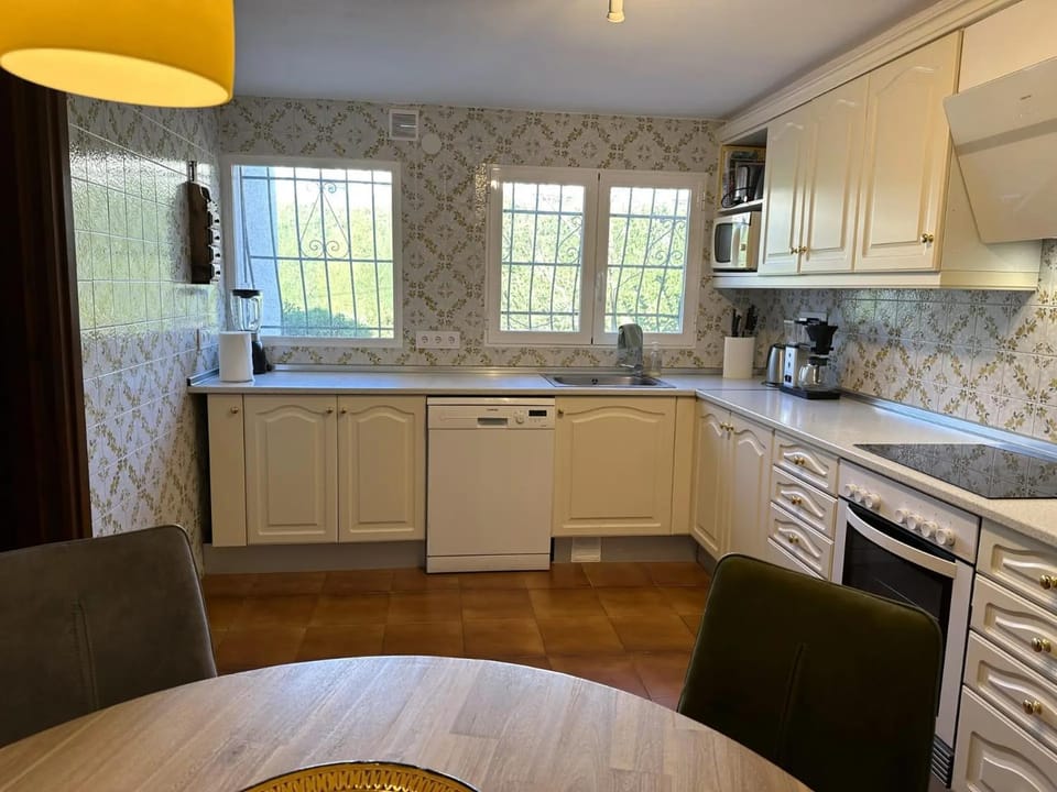 Kitchen or kitchenette, Dining area, dishwasher, stove