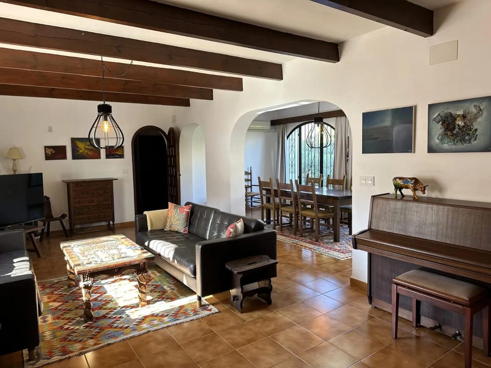 TV and multimedia, Living room, Seating area, Dining area