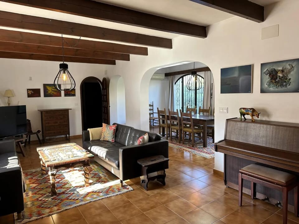 TV and multimedia, Living room, Seating area, Dining area