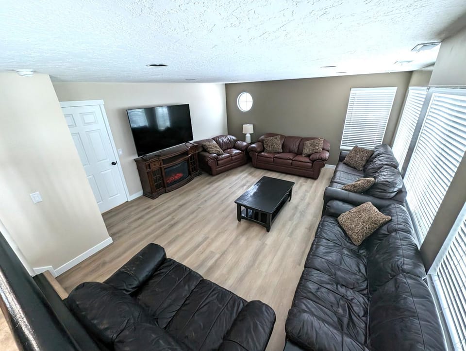Communal lounge/ TV room, TV and multimedia, Living room, Seating area, Evening entertainment