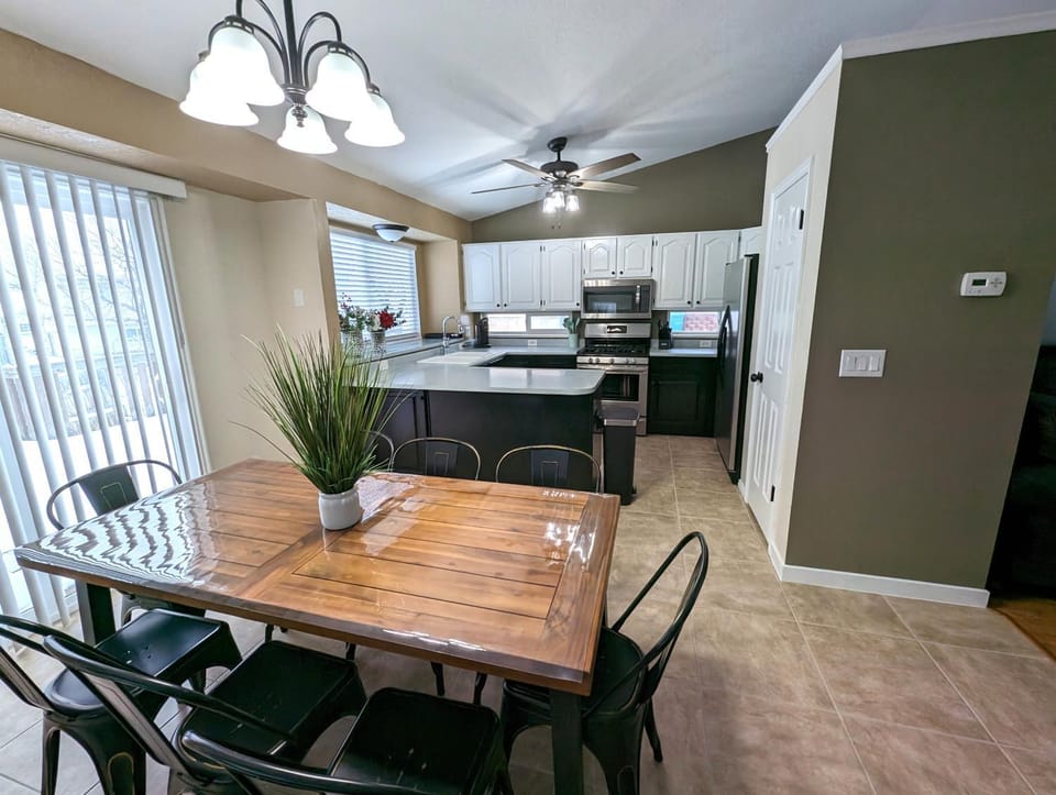 Kitchen or kitchenette, Dining area, fireplace, pet friendly, stove