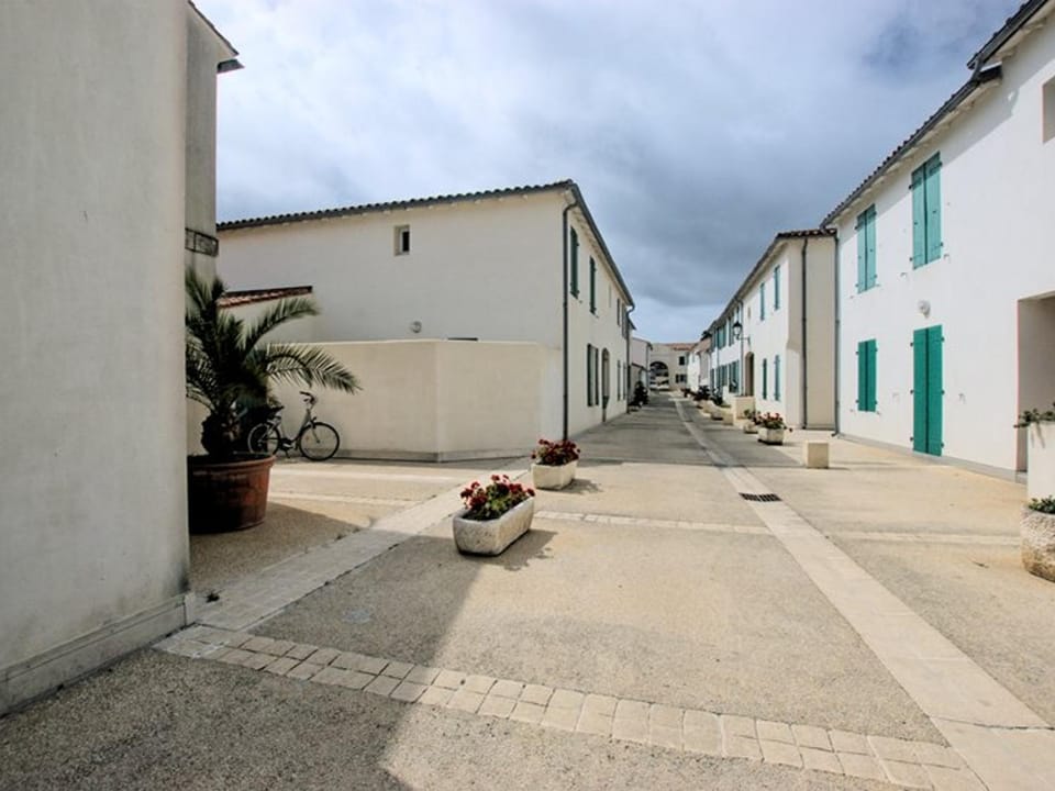 Appartement fonctionnel intra-muros avec cour et garage sécurisé - FR-1-835-1 Apartment in Saint-Martin-de-Ré
