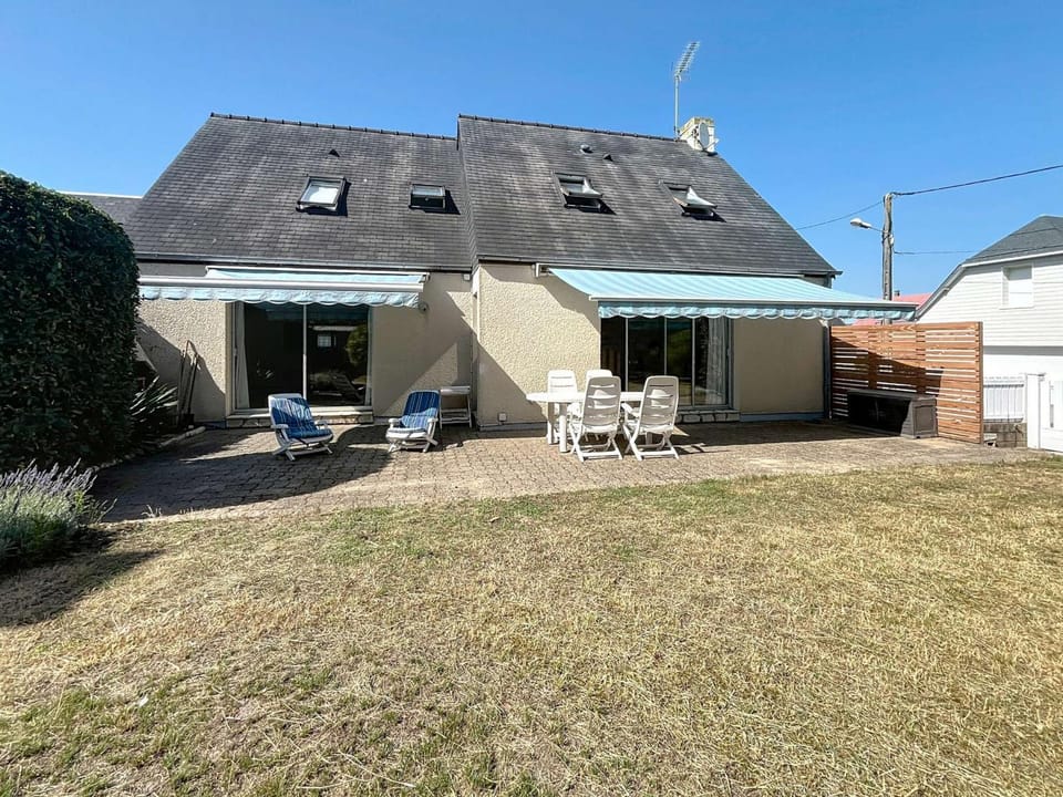 Villa 6 pièces, 9 pers, à 50m plage avec Wifi - FR-1-361-567 House in Jullouville