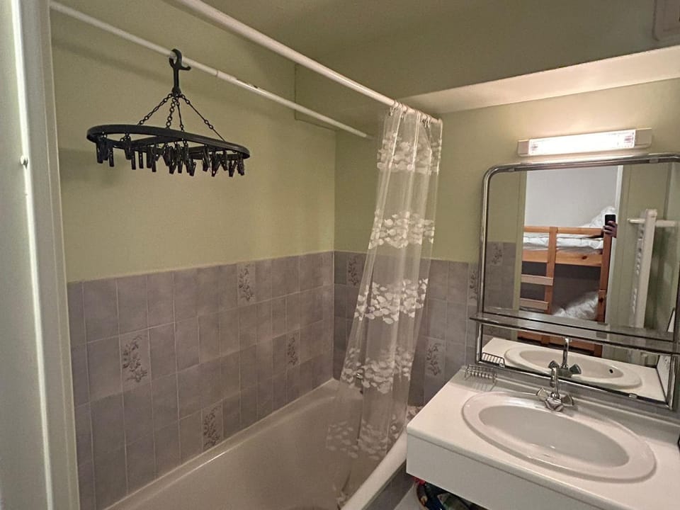 Studio montagnard au cœur de Super Besse avec parking privé - FR-1-814-128 Apartment in Besse-et-Saint-Anastaise