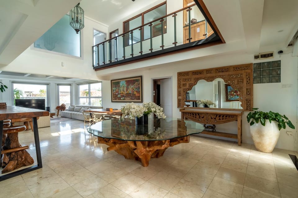 TV and multimedia, Living room, Seating area, Dining area